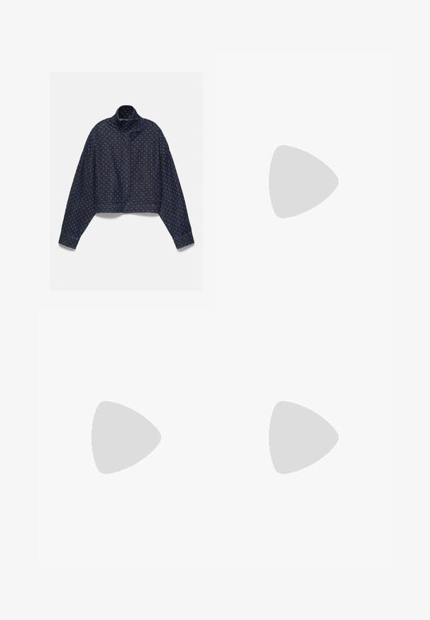 Veste en jean bleu foncé avec des pois bleu clair, col montant, manches longues et fermeture éclair devant sur un fond uni.; T-shirt en coton blanc avec manches courtes retroussées, encolure ronde et ourlet droit. Texture lisse sans motifs ni accents visibles.; Jean en denim bleu foncé à jambes larges avec poches avant, passants pour ceinture et fermeture par bouton à la taille.; Chaussure bateau en cuir marron avec lacets, détails de couture et logo Timberland sur le côté, présentée sur un fond blanc.