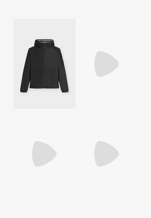 BOSS OW VISIT - Leichte Jacke - black; Weißes Kurzarm-T-Shirt mit Rundhalsausschnitt, das über eine subtile Textur und ein kleines Logodetail auf der linken Schulter verfügt.; Beige Cargo-Hosen aus strapazierfähigem Stoff, mit lockerem Schnitt, Seitentaschen und Knopfverschluss an der Taille.; Weiße Sportschuhe mit grauen Akzenten, Obermaterial aus Mesh und Synthetik, Schnürdesign und rutschfester Gummisohle mit Strukturmustern.