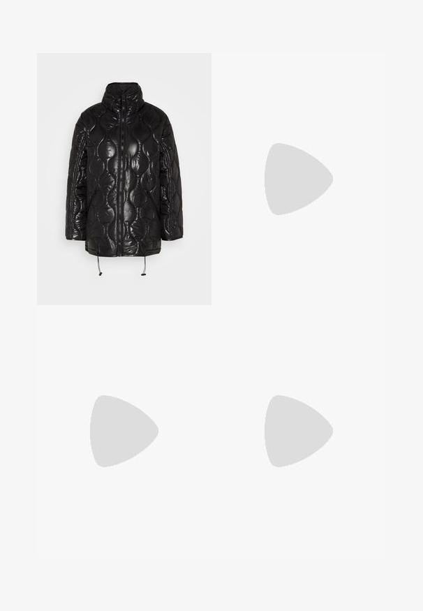 Monki Talvemantel - black dark; Pikkade varrukatega lühike topp, mis on valmistatud venivast materjalist. Topp on musta põhivärviga, millel on suured heledat beeži värvi geomeetrilised mustrid ja ümmargune kaelus.; Must have faux nahk püksid, millel on kogutud vöökoht, seotud vöö, voltimise ja küljetaskud. Sile tekstuur ja sobivus.; ONLY SHOES ONLDOJA - Platvormsaapad - black