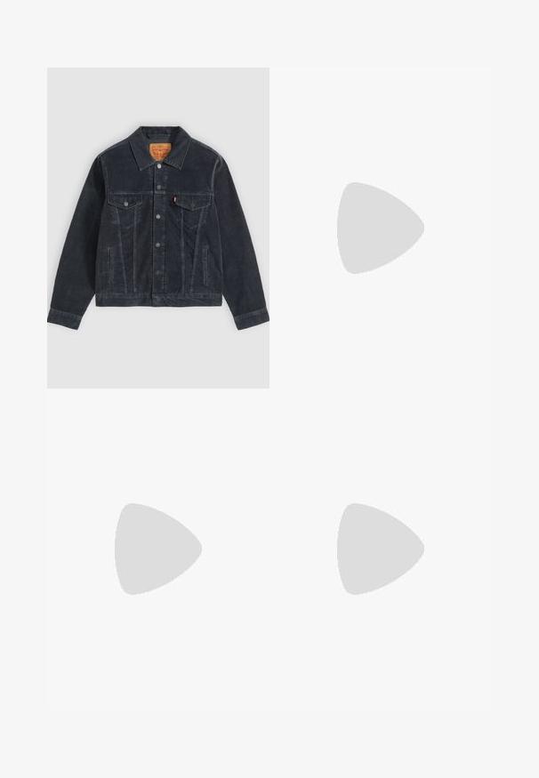 Μαύρο μπουφάν από κορντουρό Levi's με κούμπωμα με κουμπιά, δύο τσέπες στο στήθος, πλαϊνές τσέπες και διπλωμένο γιακά σε απλό φόντο.; Ανοιχτό γκρι κοντομάνικο t-shirt με στρογγυλή λαιμόκοψη και μια μικρή τσέπη στο στήθος στη αριστερή πλευρά με κόκκινη ετικέτα.; Μπλε τζιν παντελόνι σε χαλαρή εφαρμογή με ίσια γραμμή, διαθέτοντας μπροστινές και πίσω τσέπες και κούμπωμα με κουμπί στη μέση.; Μπορντώ δερμάτινα παπούτσια με καφέ ελαστικές σόλες, στρογγυλή μύτη, λευκή ραφή και χρυσές τρύπες κορδονιών. Η εσωτερική επένδυση διαθέτει κίτρινη φόδρα.