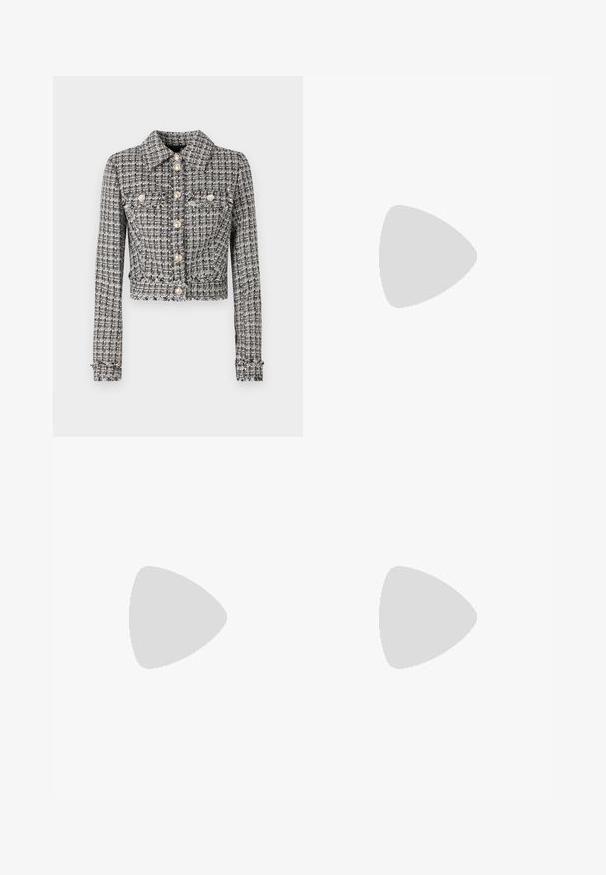 Sort og hvid tweedjakke med en cropped design, der har krave, fem knapper og to brystlommer med dekorative detaljer.; Sort ærmeløs top med rund halsudskæring, med hvid kursiv "hugo" logo centreret på brystet og en blå "HUGO" label inde i kraven.; Højtaljede sorte flared bukser med detaljerede sømme foran og to klaplommer med guldknapper ved taljen.; Sorte patentlæder højhælede sandaler med dobbelte ankelremme og guldspænder, åben tå og slank taperet hæl på neutral baggrund.
