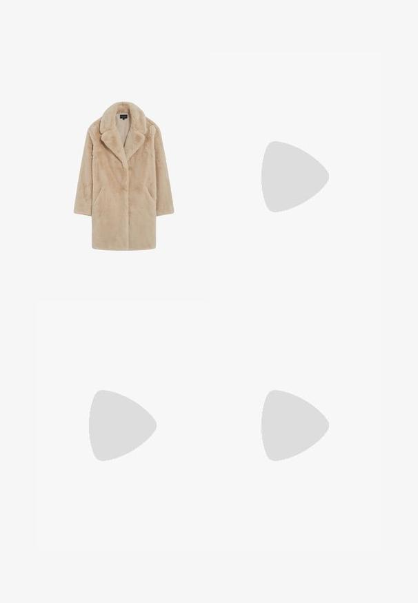 Caroll FRENCH BRAND FASHION ELEGANT; MODERN - Manteau court - marron; Pull en crème en tissu doux, avec un ourlet et des poignets côtelés, un col rond et une coupe décontractée avec des épaules tombantes.; Pantalon blanc à jambes larges avec une taille élastique et un cordon de serrage, fabriqué dans un tissu léger.; Chaussons en daim marron avec doublure en fourrure blanche, bout arrondi et semelle en caoutchouc, associés à un jean en denim bleu sur des marches en granite.