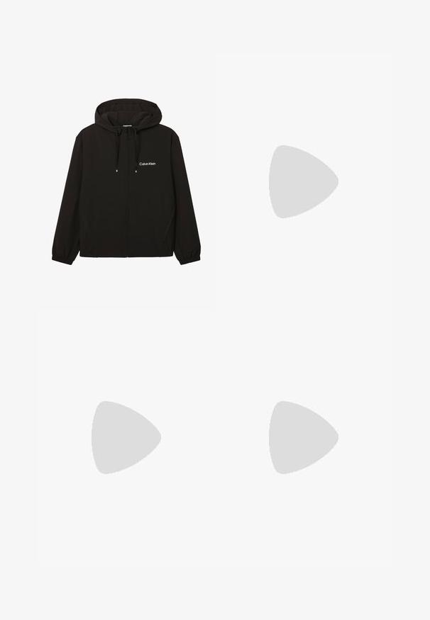 Schwarze Kapuzenjacke mit Reißverschluss, Fronttaschen, elastischen Bündchen, Kordelzug und weißem Calvin Klein-Logo auf der linken Brust.; Blautes Sport-T-Shirt mit Rundhalsausschnitt, Netzgewebe auf den Schultern und in Schwarz aufgedrucktem "CALVIN KLEIN"-Logo. Glatte Struktur.; Schwarze Jogginghosen mit elastischem Bund, schmal zulaufenden Beinen und Bündchen. Glatte Stoffoberfläche. Logodetail an der Seite.; Schwarzer Calvin Klein Sneaker mit Schnürsenkeln, der über einem grauen, polierten Boden schwebt, mit Glasbausteinfenstern im Hintergrund.