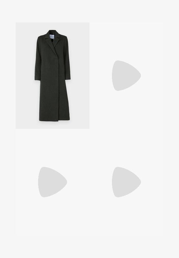 Manteau long en laine de couleur vert foncé, avec un col à revers, un design à boutons simple et des poches latérales ; texture lisse.; Pull gris clair en maille à manches longues avec col rond et poignets et ourlet côtelés, posé à plat sur un fond blanc.; Pantalons noirs taillés avec une coupe droite, présentant une taille haute, des plis et une texture de tissu lisse.; Bottine noire en cuir brillant, au design épuré, avec un bout pointu et un petit talon bloc pour plus de stabilité.
