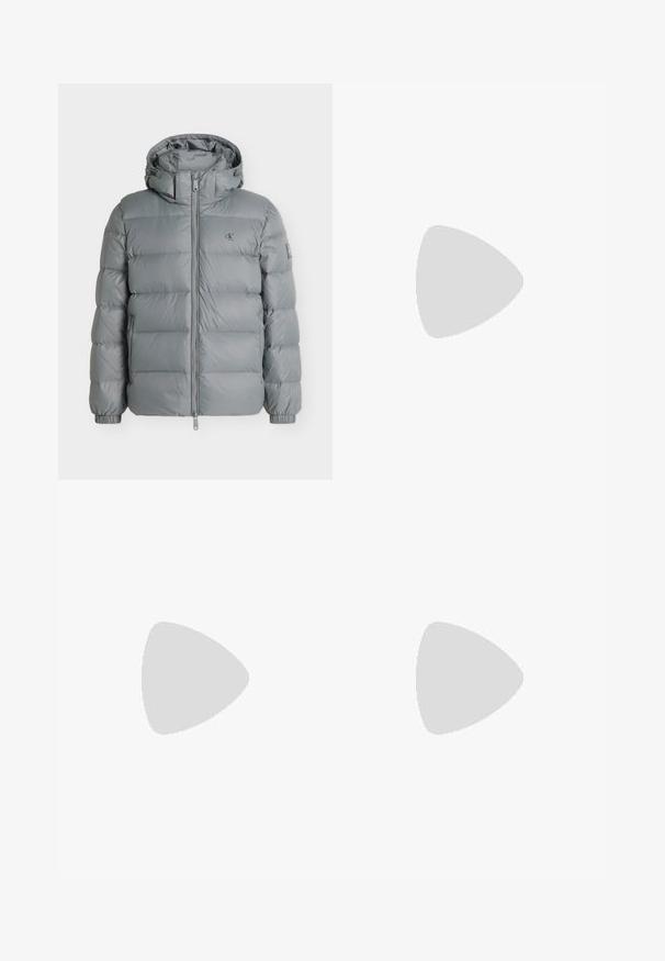 Grijze pufferjas met capuchon, volledige ritssluiting aan de voorkant, zijzakken, elastische manchetten en klein logo op de borst en mouw.; Zwarte gebreide sweater met een ronde halslijn en geribbelde manchetten, met een blauwe geborduurde "cK"-logo op het midden voor.; Middenblauwe slim-fit jeans met hoge taille, voorzijde met knoop en rits, vijfzakkenontwerp en subtiele vervaging op dijen en knieën.; Zwarte leren Chelsea boots met een gestructureerde afwerking, elastische zijpanelen en een stevige rubberen zool. Subtiele branding op de hiel.