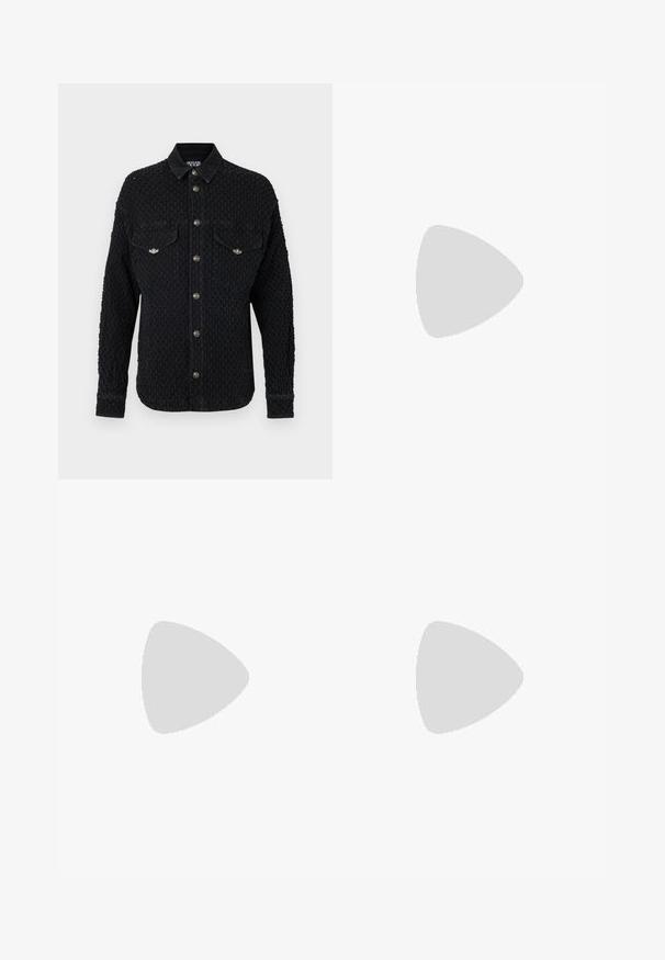 Schwarzes, strukturiertes Hemd mit langen Ärmeln, zwei Brusttaschen und silberfarbenen Knöpfen entlang der Vorderseite. Hergestellt aus gewebtem Stoff mit einem klaren Design.; Schwarzer Pullover mit aufwendigen weißen Blumenmustern, rundem Halsausschnitt und gerippten Bündchen. Glattes Material mit entspanntem Schnitt.; Schwarze Jeans aus Denim mit schlanker Passform, die an den Knien ausgefranste Risse, tonale Nähte und einen klassischen Knopf- und Reißverschluss haben.; Schwarzer niedriger Ledersneaker mit schwarzen Schnürsenkeln und dicker schwarzer Sohle, von der Seite auf hellgrauem Hintergrund gezeigt.