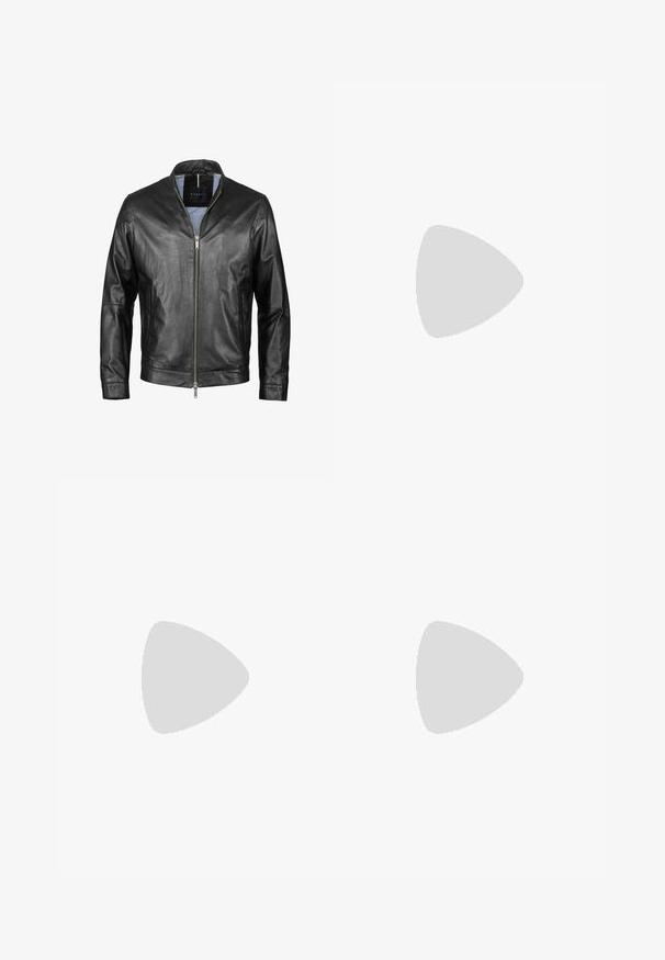 Zwarte leren jas met een rechte kraag, voorritssluiting en een stevige textuur. Heeft lange mouwen en minimalistische designelementen.; Witte katoenen T-shirt met een auto-illustratie en twee figuren, tekst "Wanneer het weekend je hard raakt," en tegen een eenvoudige achtergrond.; Marineblauwe formele broek met een getailleerd ontwerp, een gladde textuur en twee voorzakken, met strakke lijnen en een rechte pasvorm.; Zwarte leren enkelboots met een gestructureerde afwerking, vetersluiting en een robuuste rubberen zool met anti-slipprofiel.