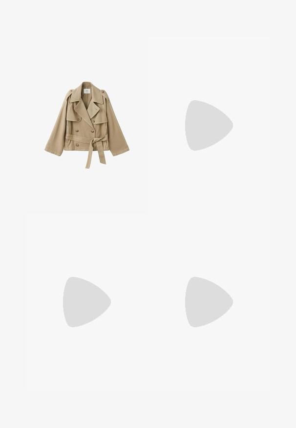 Beige cropped trenchcoat met brede revers, double-breasted knopen, epauletten en een gestrikte tailleceintuur op een effen achtergrond.; Effend wit T-shirt met korte mouwen en ronde hals, plat gelegd op een witte achtergrond.; Witte, rechte spijkerbroek met hoge taille, voorzakken, riemlussen en een knoopsluiting.; Lichtbruine suède sandalen met twee verstelbare gespbandjes, kurken voetbed en rubberen zool, gecombineerd met een zwarte maxi-jurk.