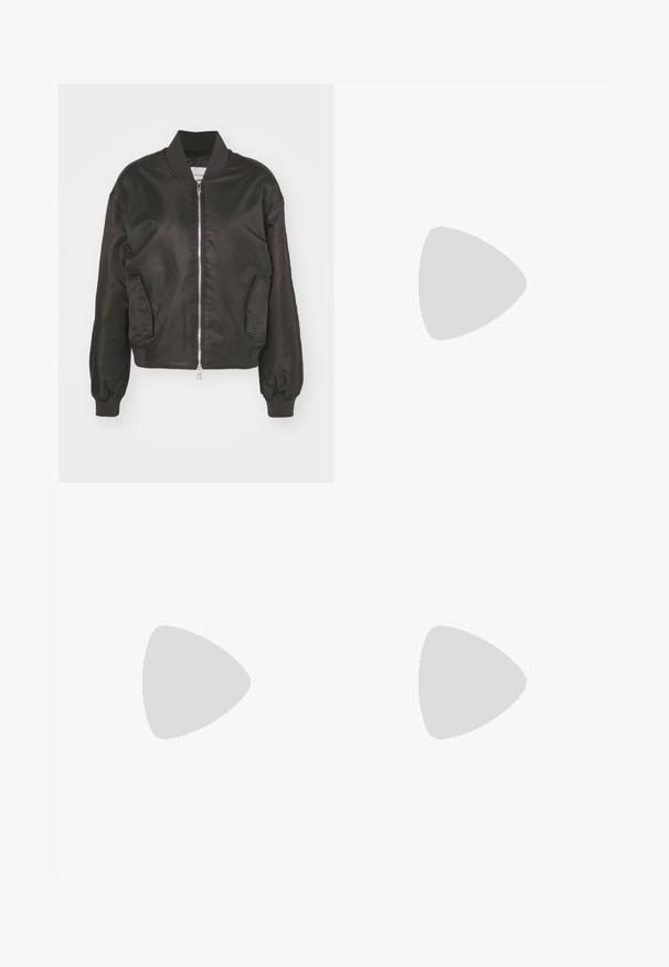Chaqueta bomber negra hecha de un tejido brillante y suave. Cuenta con un cierre frontal, dos bolsillos laterales y puños y cuello acanalados.; Calvin Klein Jeans LOGO TRIM MOCK NECK DRESS - Vestido informal - black; Botas de cuero negro hasta el tobillo con paneles laterales elásticos, punta redondeada y suela resistente con surcos de tracción pronunciados.; Pendientes de aro plateados con un diseño minimalista. Forma circular, textura suave y perfil delgado. Livianos con un acabado pulido.