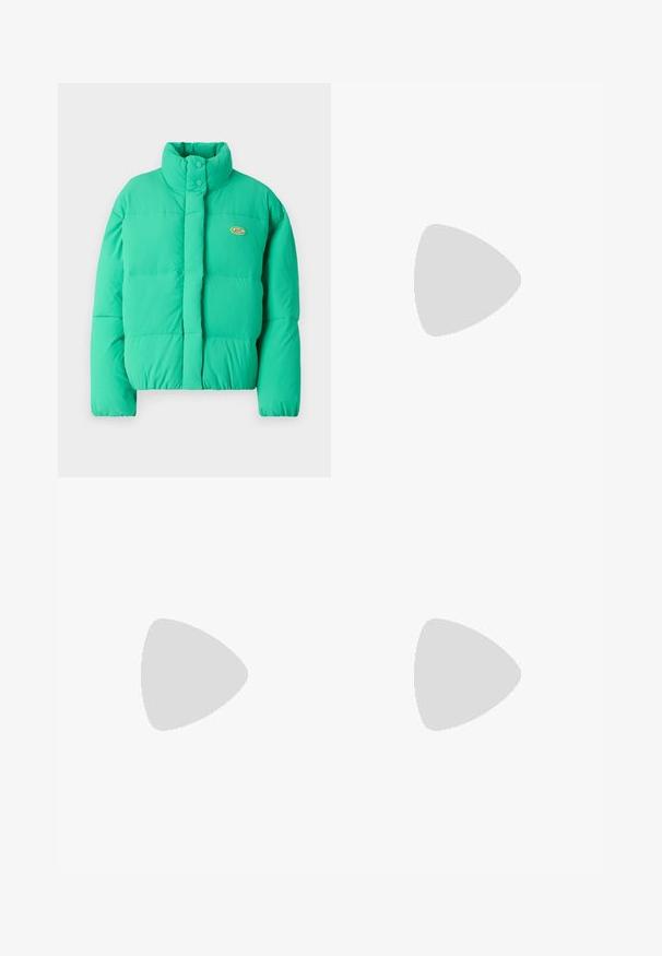 Veste rembourrée verte avec un col montant, fermeture à boutons-pression et coutures horizontales. Comprend un petit logo sur le côté gauche.; Pull couleur crème avec une texture duveteuse, un col rond, et des motifs de rennes aux bois noirs, pompons roses et nez rouges.; Pantalon en lin beige clair à coupe ample, avec des plis devant et une jambe droite. Style minimaliste et tissu texturé.; Baskets en cuir beige avec un bout en daim texturé couleur noisette. Elles comportent des lacets beiges et une semelle en caoutchouc marron, rehaussées par des détails de couture et un logo doré.