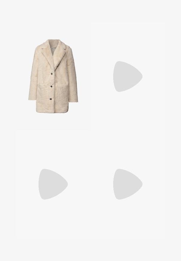 Beige tekoturkis takki, jossa on kaulus, napitus ja kaksi etutaskua; siinä on pehmeä, rakenteellinen pinta ja rento istuvuus.; Pitkä metallinen pronssi iltapuku pitkillä hihoilla, kapealla siluetilla ja pyöreällä pääntielle tasaisella taustalla.; Kultainen metallinhohtoinen korkokenkä, jossa on teräväkärkinen muotoilu ja sileä pinta. Kengässä on suljettu kanta ja ohut, elegantti stilettokorko.; Kultainen kahdeksankulmainen illan clutch-laukku, jossa on monimutkainen auringonsäteitä muistuttava helmityö ja massiivinen kultainen ketjuhihna, joka on koristeltu suurilla pyöreillä kristalleilla.