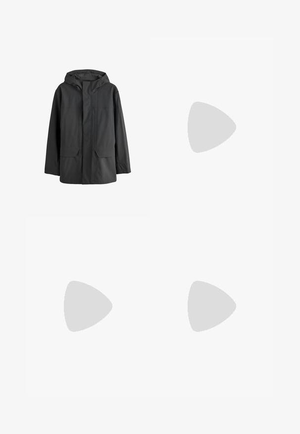 Chaqueta impermeable negra con capucha, con solapa frontal que cubre la cremallera y dos grandes bolsillos delanteros.; Camiseta negra deportiva de manga larga con cuello alto falso, corte ajustado y logo blanco "J.Lindeberg" en la manga izquierda y el cuello.; Pantalones cargo rectos negros con bolsillos laterales con solapa, cierre de botón, trabillas para cinturón y pequeño logo blanco en la solapa del bolsillo derecho.; Zapatilla deportiva negra con suela texturizada, parte superior de cuero y gamuza, cuello acolchado y cierre con cordones, mostrada en perfil lateral.