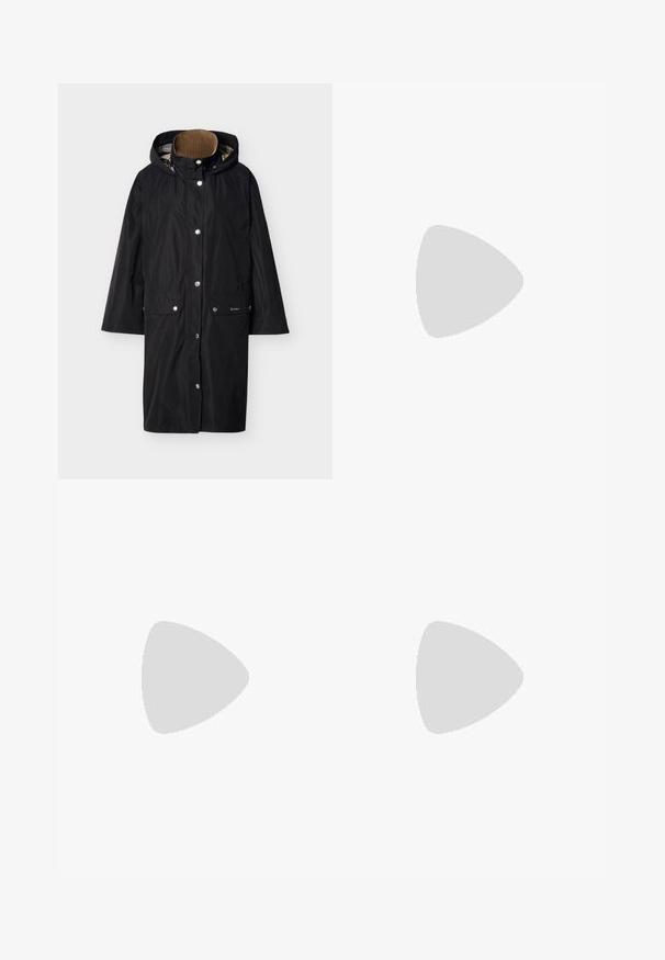 Imperméable long noir à capuche avec boutons-pression, poches avant, et une doublure beige à l'intérieur du col, étalé à plat sur un fond clair.; Pull en tricot noir à côtes avec un col arrondi et des manches longues. Présente une coupe ample et une surface texturée. Marque : Mare O'Polo.; Pantalons larges gris en tissu doux et texturé. Présentent une taille haute et aucun matériel ou embellissement visible.; Botte en cuir noir montant jusqu'au genou avec un design droit, un bout rond, un petit talon et un accent en chaîne dorée près de la cheville. Texture lisse.