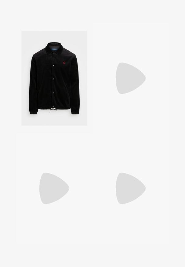Polo Ralph Lauren CORDUROY COACH'S JACKET - Chaqueta fina - black; Polo negro de manga larga con cuello y dos botones, con un pequeño logo bordado en rojo en el pecho izquierdo.; Vaqueros de mezclilla azul oscuro con cinco bolsillos, cierre de botón y cremallera, y costuras doradas visibles, mostrados planos sobre un fondo claro.; Zapatillas de ante gris con detalles en negro, que cuentan con un panel lateral de tejido texturizado, puntera redonda y suela de goma negra. Logotipo bordado en el lateral.