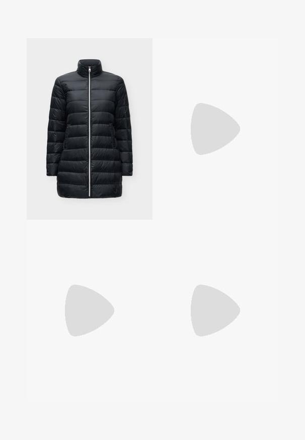 Sort quiltet lang vatjakke med høj krave, frontlynlås og sidelommer på en ensfarvet lys baggrund.; Sorte ribbede turtleneck top, korte ærmer, tætsiddende design, blød tekstur, minimale sømme og en høj krave.; Mørkegrønne bukser med vide ben, høj talje og sidelommer på en lysegrå baggrund.; Sort ankelstøvle lavet af glat læder med spids tå og tilspidset hæl. Overdelen har et let rynket design.