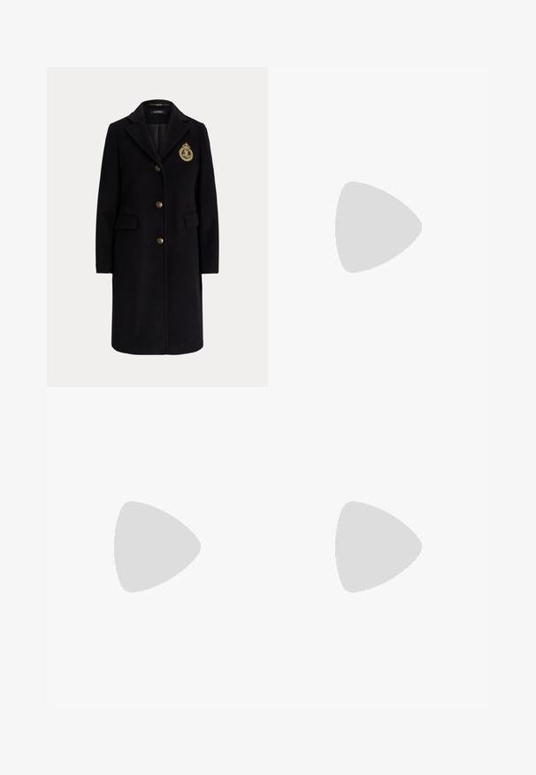 Zwarte lange wollen jas met gouden knopen en een goud geborduurd wapen op de linkerborst, met een reverskraag en klepzakken.; LASCANA Blouse - black; Zwarte maxi rok van kant met een bloemenpatroon en een doorschijnend onderste deel. Elastische tailleband en een solide bovenste gedeelte zorgen voor een contrasterende textuur en ontwerp.; Zwarte leren kniehoog laars met vetersluiting aan de voorkant, zilveren oogjes en een bucklet aan de zijkant. Heeft een gestructureerde afwerking en een gestapelde hak.