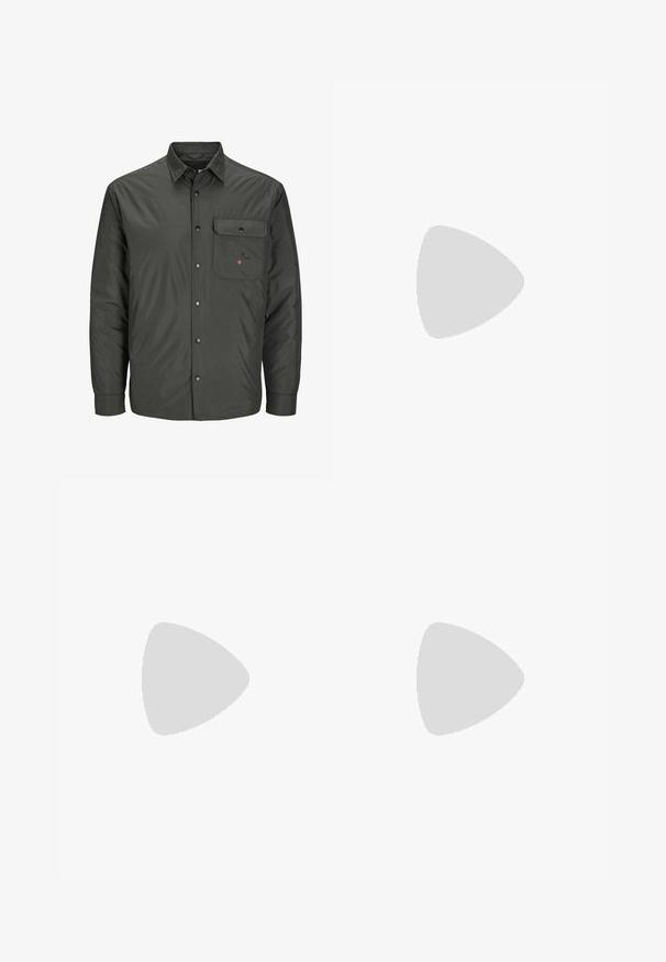 R.D.D. ROYAL DENIM DIVISION RDD - Jas - peat; Grijze pullover hoodie van zachte stof, met een capuchon met trekkoord en een voorzak, met "QUARTZ CO" subtiel gedrukt op de borst.; Grijze slim-fit jeans met vijf zakken, riemlussen en knoopsluiting, weergegeven tegen een lichte achtergrond.; Persoon zittend met gebogen benen, draagt donkerblauwe spijkerbroek en zwarte lage sneakers met witte zolen op een witte achtergrond.