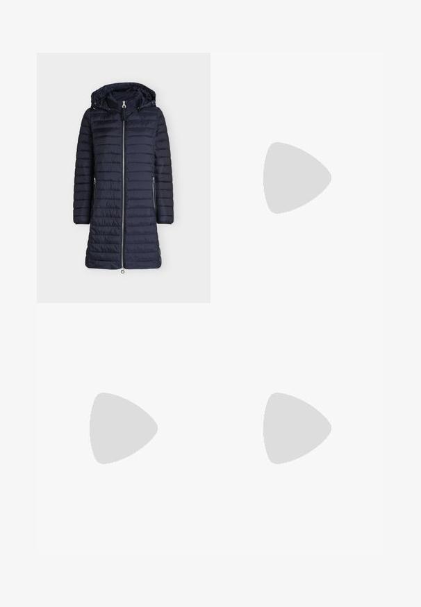 Lange donkerblauwe doorgestikte winterjas met ritssluiting aan de voorkant, twee ritszakken aan de zijkant, lange mouwen en een aangehechte capuchon met aantrekkoorden.; Witte lange mouw turtleneck top gemaakt van glad, elastisch materiaal. Voorzien van een hoge kraag en een getailleerd ontwerp, zonder zichtbare patronen of versieringen.; Wijduitlopende jeans in donkerblauw denim, met een hoge taille, voorzakken en subtiele vervagingpatronen langs de benen. Klassieke knoopsluiting.; Zwarte enkellaarsjes van glanzend materiaal met een vierkante neus en taps toelopende hak, afgezet tegen een glanzende zilveren gecapitonneerde achtergrond.