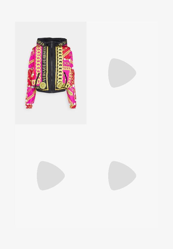 Versace Jeans Couture PANEL CHAINS PEARLS - Let jakke / Sommerjakker - light red; Grønne knap-up skjorte med blomsterprint i pink og rød. Har en krave og lange ærmer med en lige kant. Struktureret stof.; AKNVAS EXCLUSIVE LENNON BEADED PANT - Bukser - ink citrine; Grønne satin åben tå sandal med krydsspunne stropper, pyntet med rhinsten. Har en høj, arkitektonisk hæl med en struktureret overflade.