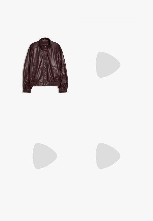 Dunkelburgunderrote Bomberjacke aus Kunstleder mit elastischen Bündchen und Saum, zwei Seitentaschen und Druckknopfverschluss am Kragen und vorne.; Weißes Baumwoll-T-Shirt mit kurzen, aufgerollten Ärmeln, rundem Ausschnitt und geradem Saum. Glatte Textur ohne sichtbare Muster oder Akzente.; Braune Jeans mit geradem Bein, vorderem Knopf- und Reißverschluss sowie einem Fünf-Taschen-Design auf weißem Hintergrund.; Weißer Adidas Sneaker mit schwarzen Streifen, beiger Wildlederkappe, brauner Sohle und "SPEZIAL" in goldener Schrift an der Seite.