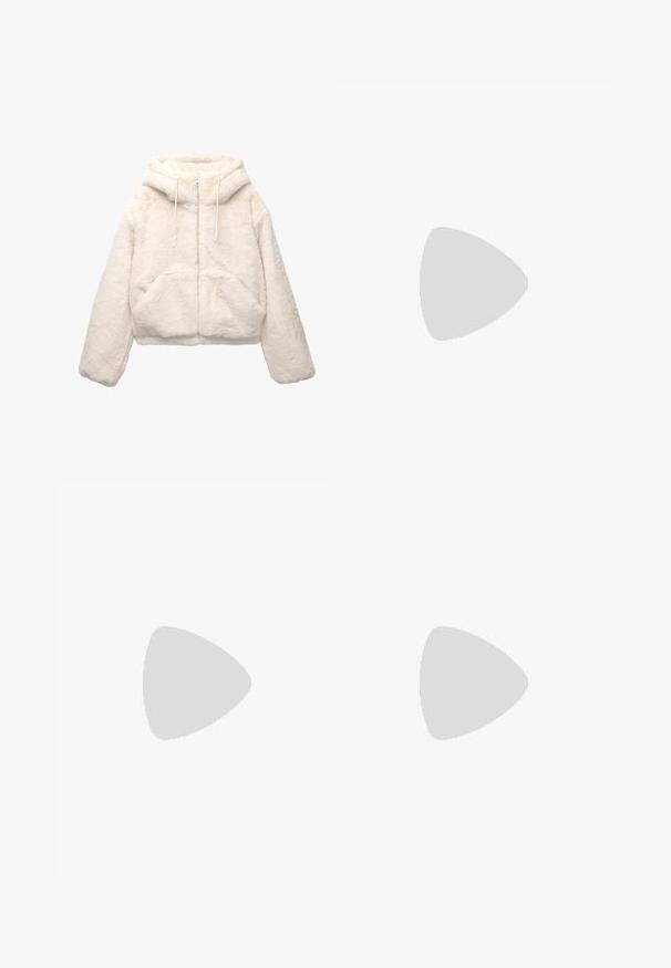 Gekürzte cremefarbene Kapuzenjacke aus weichem Kunstpelz. Mit durchgehendem Reißverschluss, Kordelzugkapuze und zwei Vorderentaschen. Strukturierte Oberfläche.; Rippiertes Langarmshirt in Off-White. Verfügt über einen weiten Rundhalsausschnitt und eine taillierte Form. Hergestellt aus weichem, dehnbarem Stoff.; Beige Leggings mit hohem, breitem Bund, gefertigt aus einem weichen, elastischen Stoff. Gerade Beinform ohne sichtbare Nähte oder Muster.; Braune Wildleder-Stiefeletten mit runder Spitze, weicher Innenausstattung und Gummisohle, die über sichtbare Nähte entlang der Nähte verfügen.