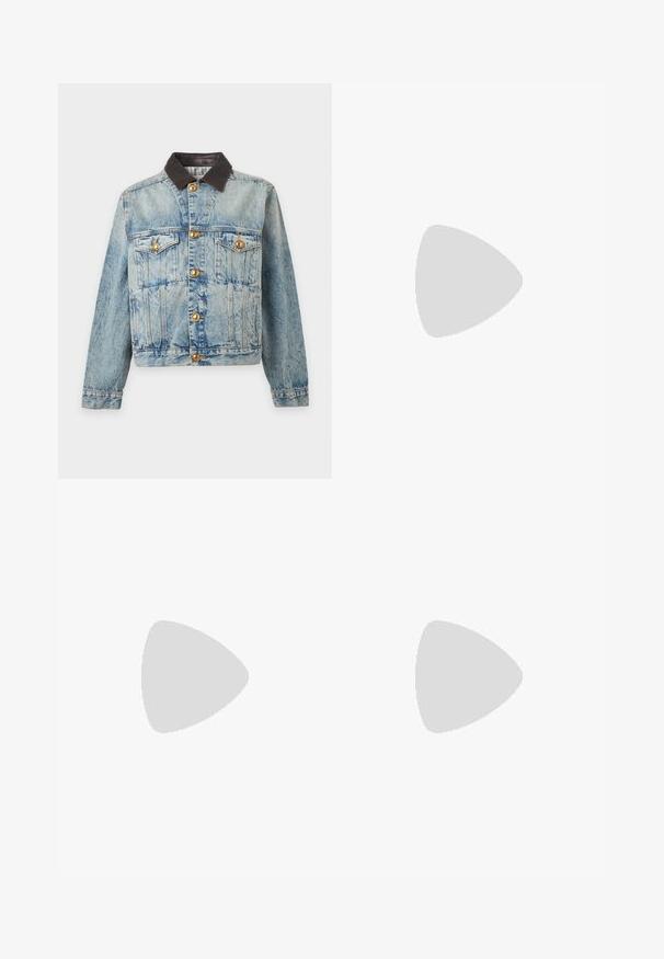 Lyseblå denimjakke med guldfarvede knapper, to brystlommer med klap, lodrette sømdetaljer og en kontrasterende mørkebrun krave.; Blå denim skjorte med lange ærmer, trykknapper, spids krave og rhinsten-detaljer langs bærestykke og kravekanter.; Mørkeblå jeans med brede ben, med forreste knap, lynlås og styling med fem lommer på en ensfarvet lys baggrund.; Sort læder ankelstøvle med rundt tå, blokhæl, lynlås i siden og stikninger på vampsiden. Glat tekstur, klassisk design.
