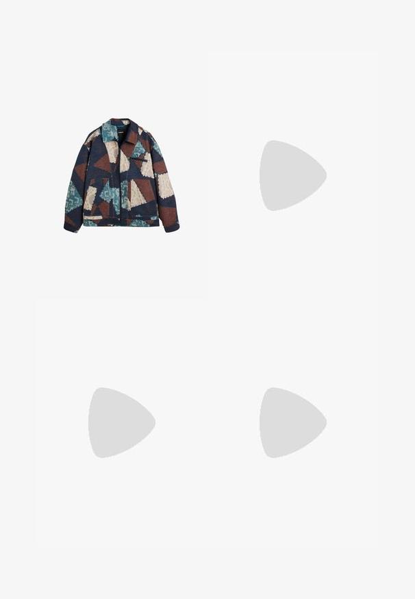 Patchwork bunda s kombináciou modrých, hnedých a krémových geometrických vzorov; zapínanie na zips; štruktúrovaný golier; štyri vrecká.; Tričko s krátkym rukávom s kvetinovým vzorom v červených, bielych, modrých a zelených odtieňoch; vyrobené z jemného materiálu s okrúhlym výstrihom.; Džínsy z denimu s farebnou umeleckou potlačou, na ktorej sú zobrazené viaceré ľudské postavy a abstraktné kvetinové a prírodné motívy po celom materiáli.; Čierna kožená šnurovacia topánka s hrubou podrážkou a prehnanou ružovou gumovou špičkou, ktorá sa rozprestiera z prednej časti.