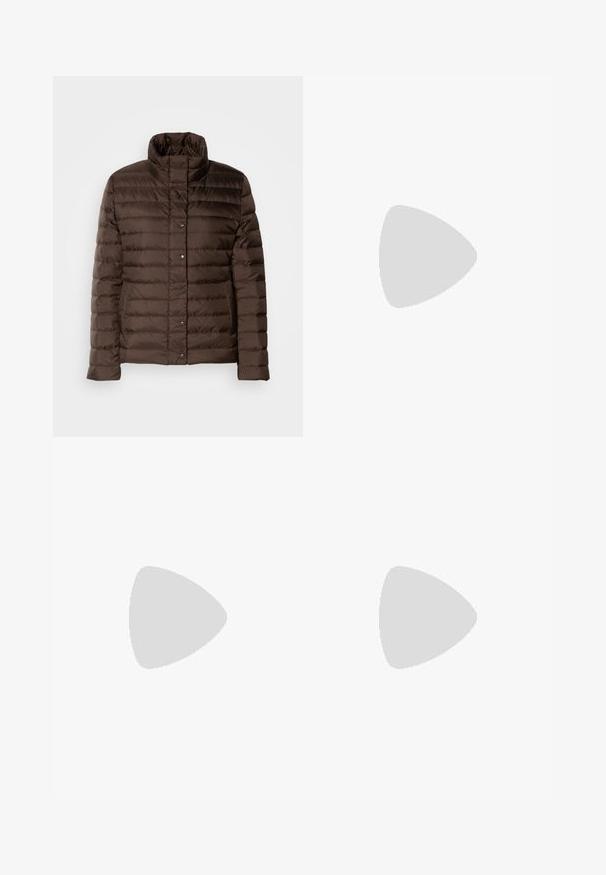 Chaqueta de plumas marrón con cuello alto, diseño acolchado, cierre delantero de botones a presión y bolsillo laterales. Textura de tela suave y brillante.; Camiseta de algodón de canalé beige, con mangas cortas, escote redondo, forma ajustada y un pequeño logo verde de Lacoste en el lado izquierdo del pecho.; Jeans de mezclilla azul de pierna ancha con una cintura alta, que presentan un detalle desgastado en la rodilla y una textura suave. Diseño clásico de cinco bolsillos.; Zapatilla deportiva individual de color gris oscuro con detalles en cuero blanco, laterales texturizados, cordones blancos y suela de goma marrón, mostrada de perfil sobre un fondo liso.