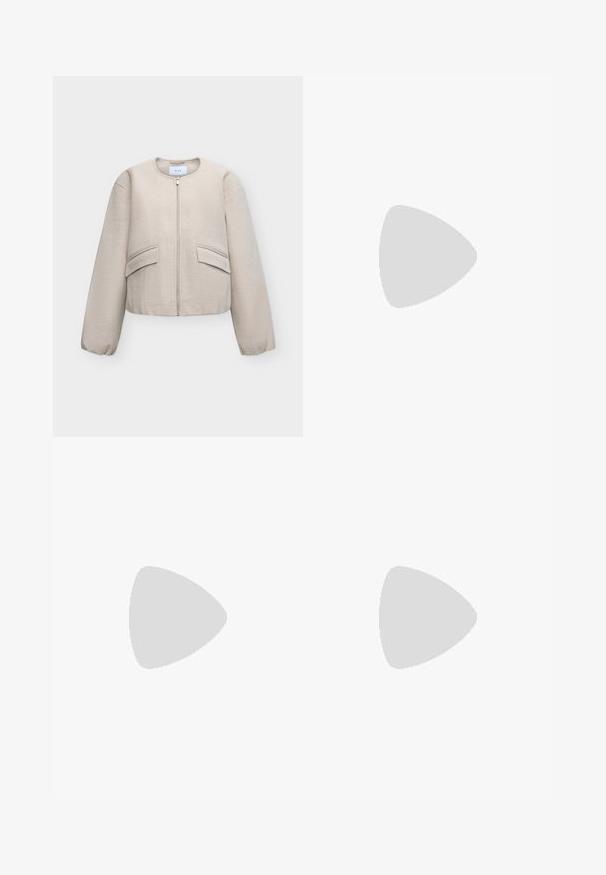 Veste beige zippée avec col rond, manches longues, deux poches avant à rabat et poignets élastiques, présentée sur un fond uni.; Top sans manches blanc avec une texture côtelée, un col rond et une délicate bordure en dentelle agrémentée d'un nœud au centre.; Jean en denim bleu foncé à jambes larges avec poches avant, fermeture par bouton et fermeture éclair, et coutures contrastantes visibles.; Jambes portant des leggings côtelés foncés associés à des ballerines noires avec de petits détails en nœud sur fond blanc.