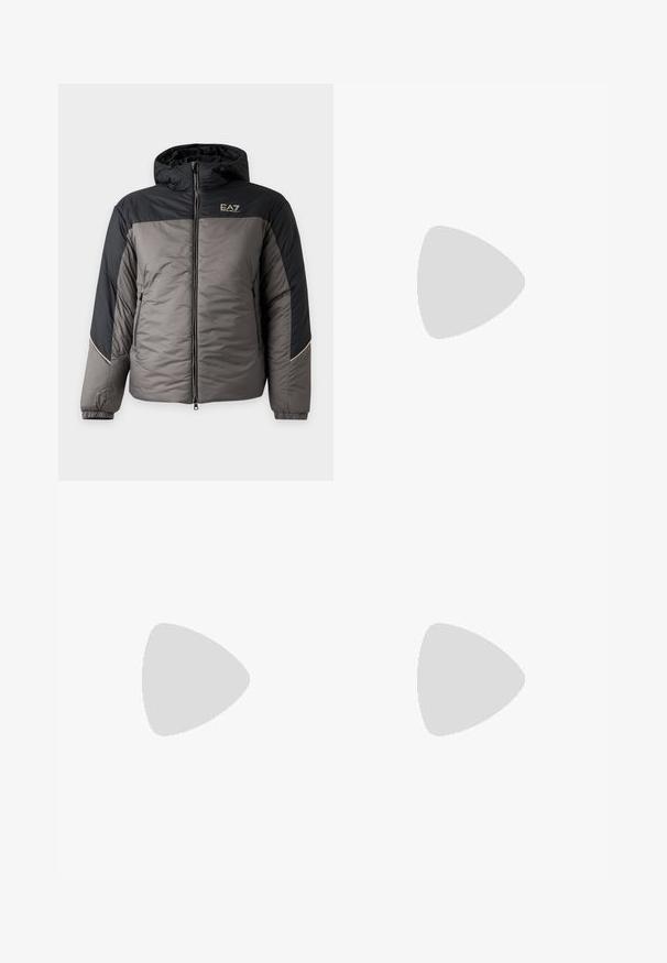 Kapuutsiga puffer-jope halli ja musta tooniga, ees takjapaelaga, küljetaskud lukuga, elastsete varrukaservadega ning EA7 Emporio Armani logo rinnal.; Hall pika varrukaga ümar kaelusega dressipluus, millel on valge EA7 Emporio Armani logo rinnal, soonikud varrukakäärudel ja äärel.; Mustasplendid spordipüksid läikiva viimistlusega, millel on peen logode muster, elastne vöökoht ja küljetaskud, millel on valged accentid.; Musthave nahkast kingad sujuva tekstuuriga, ümara toe jastringsidega sulgemisega. Omab paksu kummist tallat ja minimaalset brändi detaili.