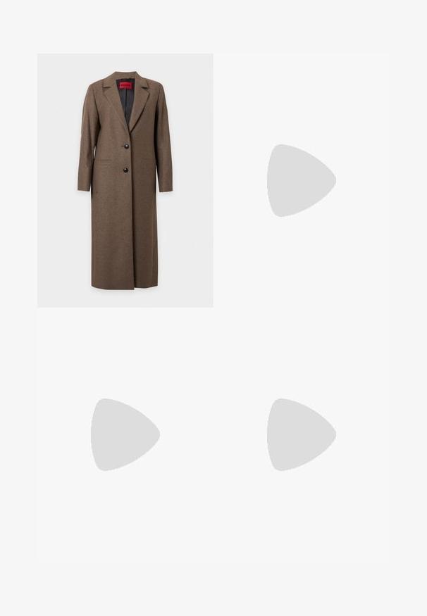 Abrigo largo de lana marrón con dos botones negros, cuello con solapas, bolsillos laterales y forro interior negro con etiqueta roja de Hugo.; Camisa beige de manga larga con botones, cuello puntiagudo y botones delanteros ocultos, mostrada sobre un fondo claro liso.; Falda acampanada de color beige claro hecha de tela suave, con cintura alta y diseño fruncido con una silueta fluida.; Zapato de salón de charol negro con tacón alto y punta afilada, con textura suave y tacón de aguja delgado. Sin herrajes visibles.