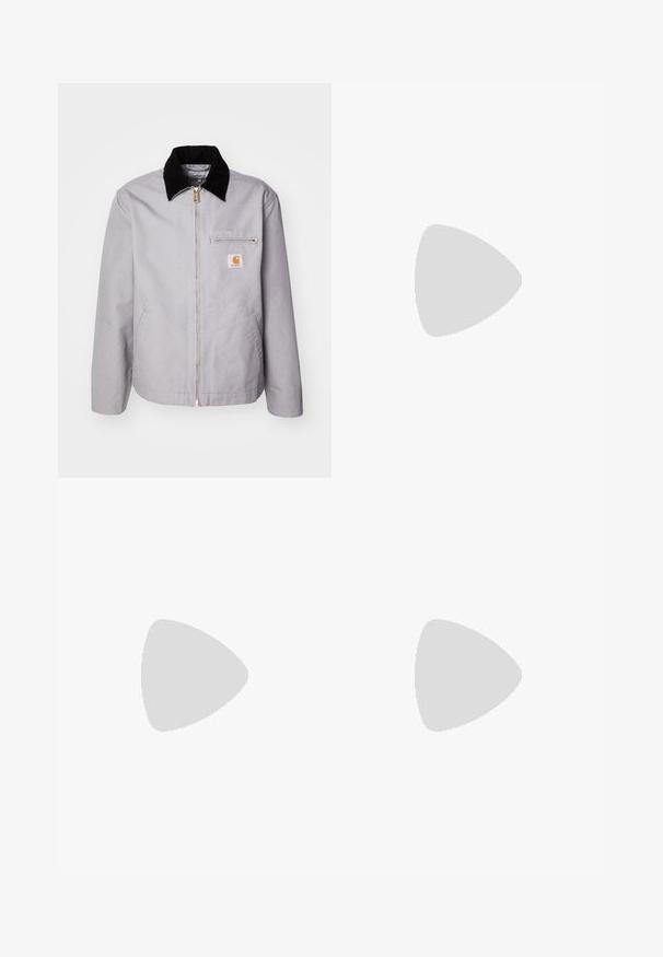 Chaqueta gris clara hecha de tejido duradero, con un cuello de pana negro, cierre de cremallera, bolsillo frontal y parche con logo en el pecho.; Camisa polo negra de manga larga con un patrón de rayas horizontales texturizadas en naranja y azul, y un parche de logo en la manga izquierda.; Pantalones de pierna ancha negros en una tela suave. Cuenta con un cierre de botón, lazos para cinturón y bolsillos laterales. Silueta limpia y ajustada.; Botín de cuero marrón con ojales de metal, forro de piel sintética blanca, cuello acolchado negro, suela resistente y logotipo en relieve en el costado.