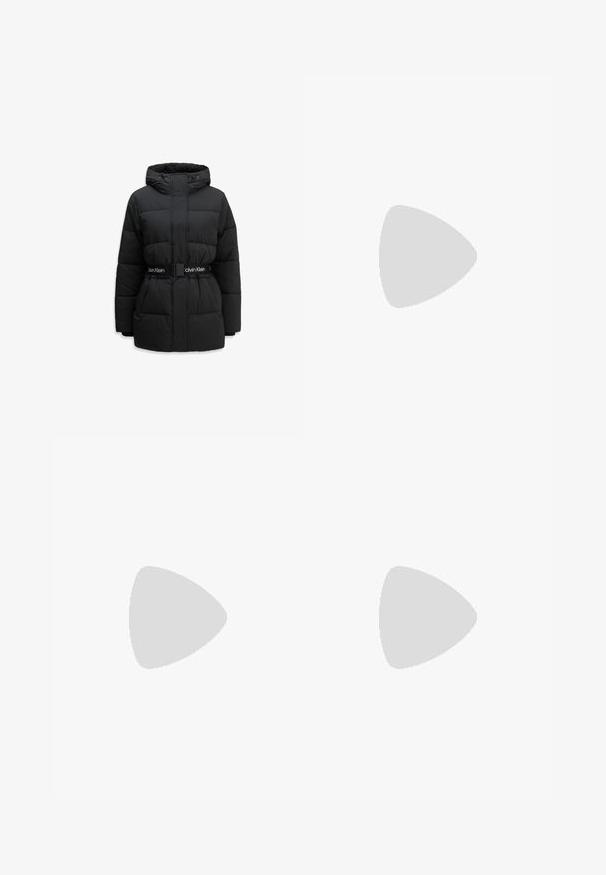 Čierna zimná prešívaná bunda s kapucňou, predným zipsom, bočnými vreckami a čiernym opaskom s bielym logom Calvin Klein upevneným v páse.; Žena s tmavými vlasmi nosí čierny rebrovaný rolák a tmavé široké nohavice na jednoduchom sivom pozadí.; Sivé nohavice s širokými nohavicami vyrobené z ľahkého materiálu, s elastickým pásom, šnúrkou na stiahnutie a dvoma bočnými vreckami s gombíkovými detailmi.; Biele kožené tenisky s hrubou podrážkou, ktoré majú čierne akcenty a nápis "VALENTINO" potlačený na boku. Kombinované s čiernymi širokými nohavicami.