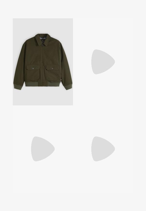 Chaqueta verde oscuro con cremallera, cuello, dos bolsillos delanteros con solapa y botón, y puños y bajo acanalados.; Camiseta de algodón verde oliva con cuello redondo, mangas cortas y un pequeño parche de logo en el lado izquierdo del pecho. Textura suave, corte relajado.; Vaqueros de mezclilla azul oscuro con diseño de pierna recta, cinco bolsillos, cierre de botones y detalles de costura naranja. Textura suave y un ajuste clásico.; Zapatillas casuales en crema con rayas negras, con parte superior texturizada y suela de goma. Los cordones son negros. Logo sutil en el costado.