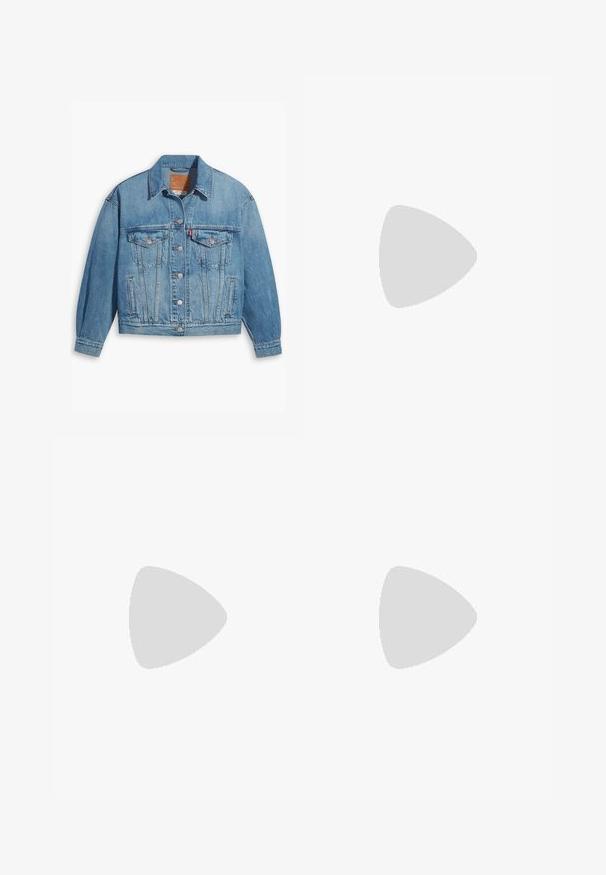 Veste en denim bleu clair au design classique, fermeture à boutons à l'avant et deux poches poitrine. Dotée d'un col pointu et de manches légèrement oversize.; Haut blanc à manches courtes avec un décolleté carré, fabriqué en tissu à texture côtelée. Présente une petite étiquette logo rouge en bas à gauche.; Pantalons en denim bleu clair avec une jambe large, comportant cinq poches, un léger délavage et des coutures visibles le long des coutures.; Baskets à plateforme blanches avec lacets à l'avant, détails perforés sur le côté et semelle épaisse, vues de profil extérieur sur un fond blanc.