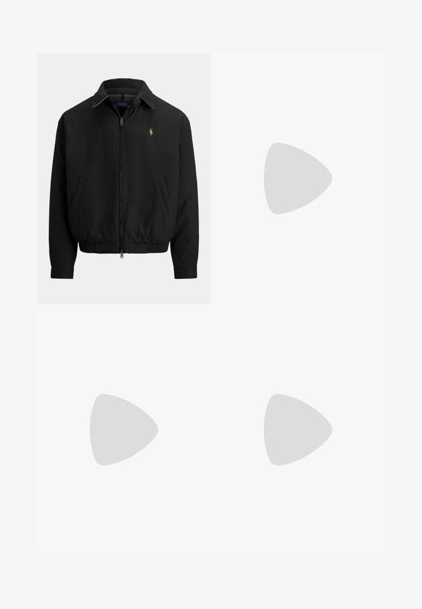 Sort jakke med lynlås foran, krave, elastisk kant, sidelommer og lille broderet Polo Ralph Lauren-logo på venstre bryst.; Sort bomulds t-shirt med korte ærmer, rund halsudskæring, og lille rødt broderet logo på venstre bryst. Glat overflade, afslappet design.; Sorte slim-fit jeans med for- og baglommer, bæltestropper samt knap- og lynlåslukning lagt fladt på en hvid baggrund.; Sort lædermoccasin med snøredetalje og lav gummisål, vist fra siden på ensartet lys baggrund.