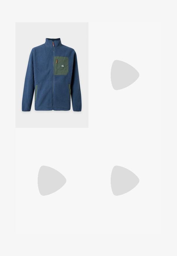 Veste en polaire bleue avec fermeture éclair complète à l'avant, col haut, poche poitrine zippée verte et poches latérales vertes.; T-shirt blanc à manches courtes avec un logo "Dickies" argent métallique centré sur la poitrine sur un fond uni.; Jean droit bleu avec lavage délavé, fermeture avant par bouton et fermeture éclair, et design classique à cinq poches.; Bottine en cuir marron avec col noir, lacets jaunes et semelle beige. Présente un logo et des détails de couture blanche. Semelle extérieure à traction robuste.