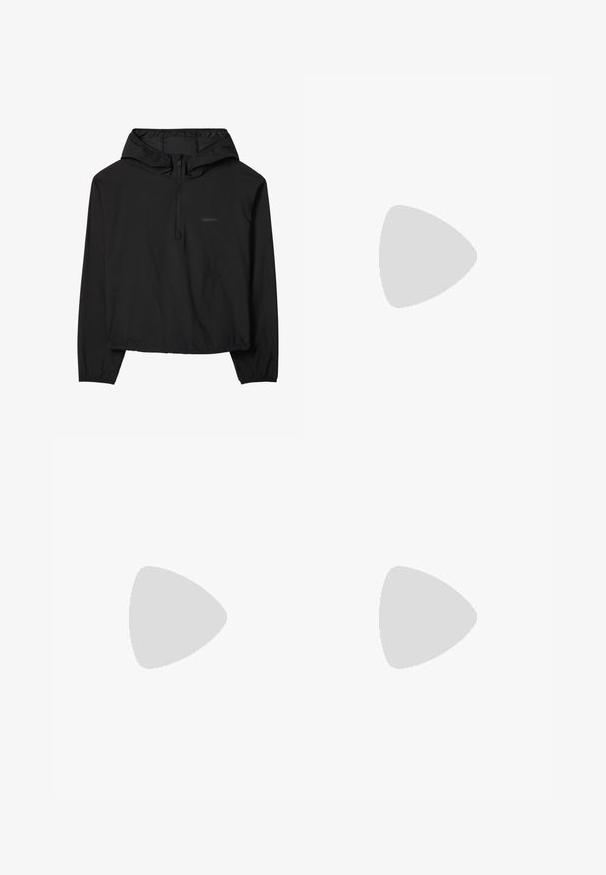 Sort langærmet hættetrøje med halv lynlås og elastiske manchetter, lavet af letvævet stof med diskret logo på brystet.; Sort kortærmet t-shirt med rund hals og diskret forhøjet "Calvin Klein"-logo centreret på brystet.; Sorte højtaljede leggings med semi-gennemsigtige meshpaneler på forlårene og underbenene, sømløst design, tætsiddende silhuet.; Sort Calvin Klein-sneaker med tyk sål, svævende over trægulve med små sten, sløret væg og grønne planter i baggrunden.