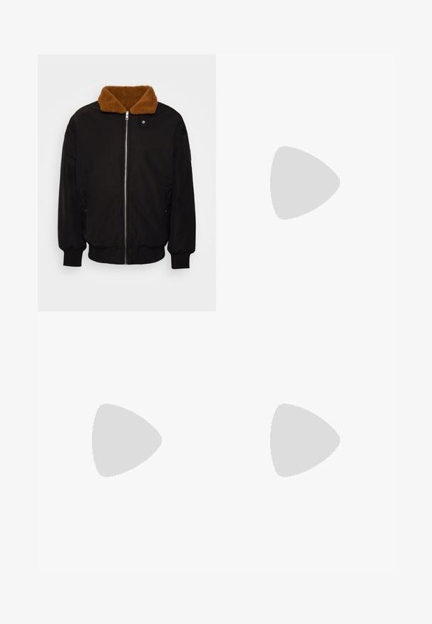 Sort jakke med en brun, blød krave. Har en frontlynlås, ribbede manchetter og sidelommer. Fremstillet af et glat, holdbart materiale.; Sort kortærmet t-shirt lavet af bomuld. Har en rund hals og en lige pasform med en lidt længere bagkant. Blød tekstur.; Sorte cargo bukser med lige pasform, der har sidelommer, knaplukning og elastiske manchetter ved anklerne. Fremstillet af slidstærkt stof.; Sorte sneakers støvler lavet af tekstureret læder, med en tyk gummisål, snørebånd foran og en lille logo detalje på siden.