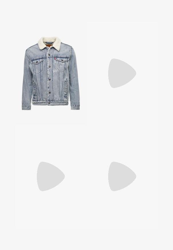 Lyseblå denimjakke med fårskindskrage, frontknaplukning, to brystlommer og synlige stiksømme.; Hvid kortærmet t-shirt med rund hals, lavet af letvægtsstof. Har en tekstureret overflade og en afslappet pasform. Ingen synlige mønstre eller accenter.; Mørkeblå denimjeans med lige ben, fem lommer, gyldne stikninger og en glat tekstur. Knaplukning ved taljen.; Brune læder ankelstøvle med guldøjer, pelsfor, gummisål og et logo nær snørebåndene. Har en polstret brun krave.