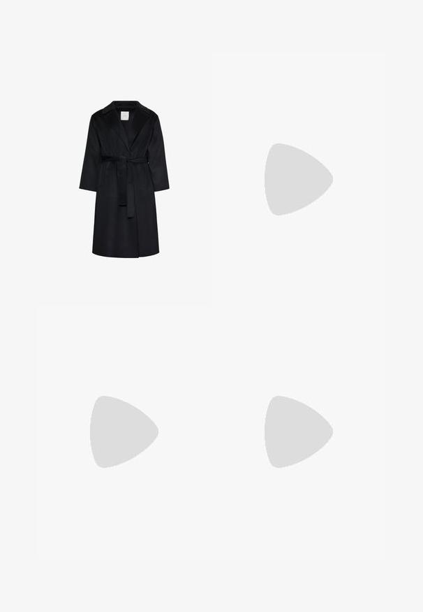 Zwarte knie-lange jas met brede revers, lange mouwen en een bijpassende riem gestrikt in de taille, getoond op een witte achtergrond.; Zwarte turtleneck trui met lange mouwen, geribbelde manchetten en een aansluitende zoom. Zachte textuur, eenvoudig ontwerp en effen kleur zonder patronen.; Zwarte wijde broek van soepele stof. Kenmerkt zich door plooien aan de voorkant en een enkele tailleband met riemlussen. Geen zichtbare zakken.; Zwarte leren enkelboot met een spitse neus, een geometrische gestapelde hak en een trekband aan de achterkant. Gladde textuur en slank ontwerp.