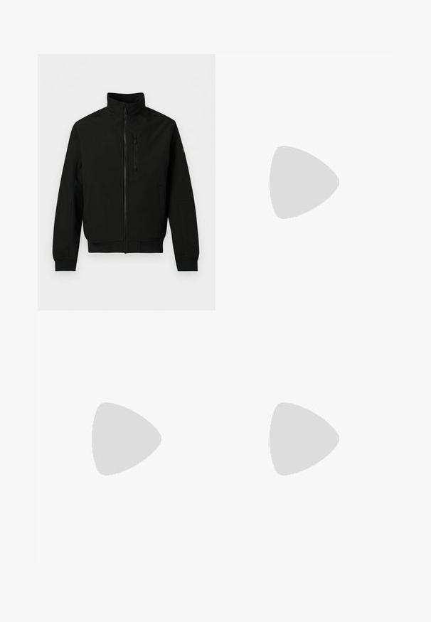 Veste légère noire avec zip intégral à l'avant, col montant, poche poitrine zippée, poches latérales et manches longues avec poignets côtelés.; T-shirt noir à manches courtes avec col rond, petit logo blanc "Castrol GTX Racing" centré sur la poitrine.; Jeans noirs à jambes droites avec cinq poches et des détails délicatement usés sur un fond clair uni.; Baskets basses noires avec fermeture à lacets à l'avant et semelle en caoutchouc plate, vues de profil sur fond blanc.