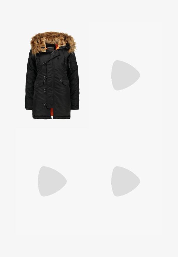 Schwarze isolierte Parka mit fellgefütterter Kapuze, orangem Innenfutter, Druckknopfverschluss und mehreren Fronttaschen. Verfügt über verstellbare Kordelzüge.; Schwarzes geripptes T-Shirt mit hohem Hals und kurzen Ärmeln. Glattes, figurbetontes Design ohne Muster oder sichtbare Hardware-Details.; Schwarze hoch taillierte Skinny-Jeans mit vorderem Knopf und Reißverschluss, vorderen und hinteren Taschen, präsentiert vor weißem Hintergrund.; Sandfarbene Wildlederschuhe mit braunen Lederakzenten, goldenen Ösen und einer strukturierten Sohle. Weiße Socken, die über den Stiefeln sichtbar sind.