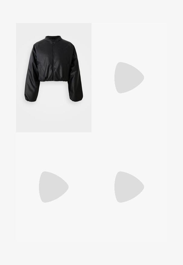 Schwarze, taillierte Bomberjacke aus glattem, kunstlederähnlichem Material, mit Reißverschluss und elastischen Bündchen für eine figurbetonte Silhouette.; Rotes Fußballtrikot mit langen Ärmeln, weißem Kragen und weißen Ärmelbündchen. Es hat drei weiße Streifen auf den Schultern und das "adidas"-Logo ist auffällig platziert.; Schwarze, weit geschnittene Jeans mit drei weißen Streifen an jeder Seite und einem kleinen weißen Logo. Mit vorderen Taschen und einem Knopfverschluss.; Schwarze Wildleder-Sportschuhe mit drei weißen Streifen und schwarzen Schnürsenkeln. Eine strukturierte schwarze Hose ist teilweise neben den Schuhen sichtbar.