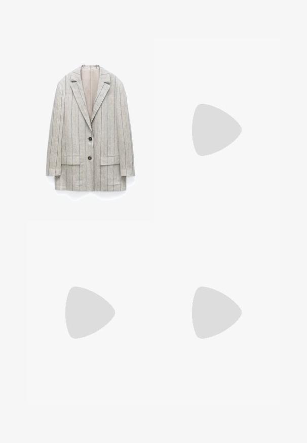 Lichtgrijze blazer met dunne verticale zwarte en gele strepen, twee donkere knopen, ingesneden revers en voorzakken met klep.; Lichtgroen kortemouwen top met een losse pasvorm, textuurstof met een subtiel patroon en een brede, ronde halslijn.; Beige wijde cropped broek met elastische tailleband en zijzakken, gemaakt van lichtgewicht stof.; Geweven leren slidesandalen in lichtbruin, met een oversized geweven bovenkant en een platte zool. De spitse neus zorgt voor een strakke uitstraling.