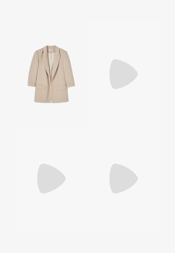 Blazer beige de mujer con solapas con muesca, dos bolsillos delanteros con solapa y mangas de largo tres cuartos, mostrado sobre un fondo blanco.; Jersey de lana beige de manga larga con cuello redondo y puños y bajo acanalados, mostrado sobre un fondo blanco.; Pantalones beige de pierna recta con bolsillos laterales, trabillas para cinturón y cierre frontal oculto, colocados planos sobre un fondo blanco.; Mocasín beige de ante sin cordones con suela blanca, detalle de hebilla metálica en la parte superior y "Melvin & Hamilton" grabado en el lateral.