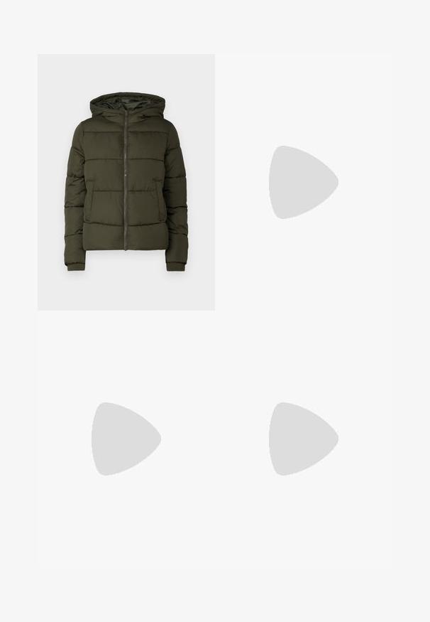 Chaqueta acolchada verde oscuro con cremallera frontal, capucha, bolsillos laterales y puños acanalados en mangas largas.; Top de color verde oscuro, de manga larga y con escote barco. Textura suave, diseño ajustado y mangas de longitud media. Sin patrones ni acentos visibles.; Jeans de tiro alto y corte ajustado en denim azul oscuro. Cuenta con cinco bolsillos, presillas para el cinturón y un cierre de botón, con un leve desgastado a lo largo de las piernas.; Zapatilla de lona blanca de caña alta con cordones blancos, ojales metálicos, suela gruesa de goma y puntera texturizada, mirando hacia la izquierda sobre un fondo blanco.