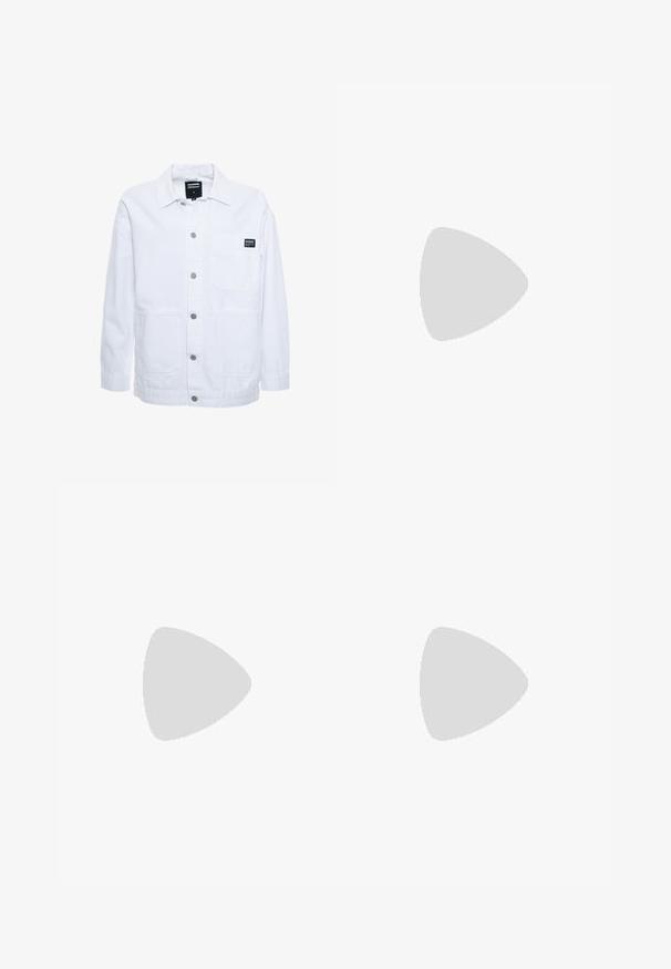 Dr.Denim INA WORKER  - Lichte jas - white; Sweater in roomkleur met ronde hals, lange ballonmouwen en geribde boorden en zoom, eenvoudige casual stijl.; Brede, crèmekleurige broeken gemaakt van gestructureerde stof. Voorzien van twee voorkruiszakken en een knoopsluiting. Rechte snit aan de zoom.; Witte lage canvas sneakers met rubberen zool en neuskap, met vier metalen oogjes aan de zijkant, weergegeven in het rechterprofiel.