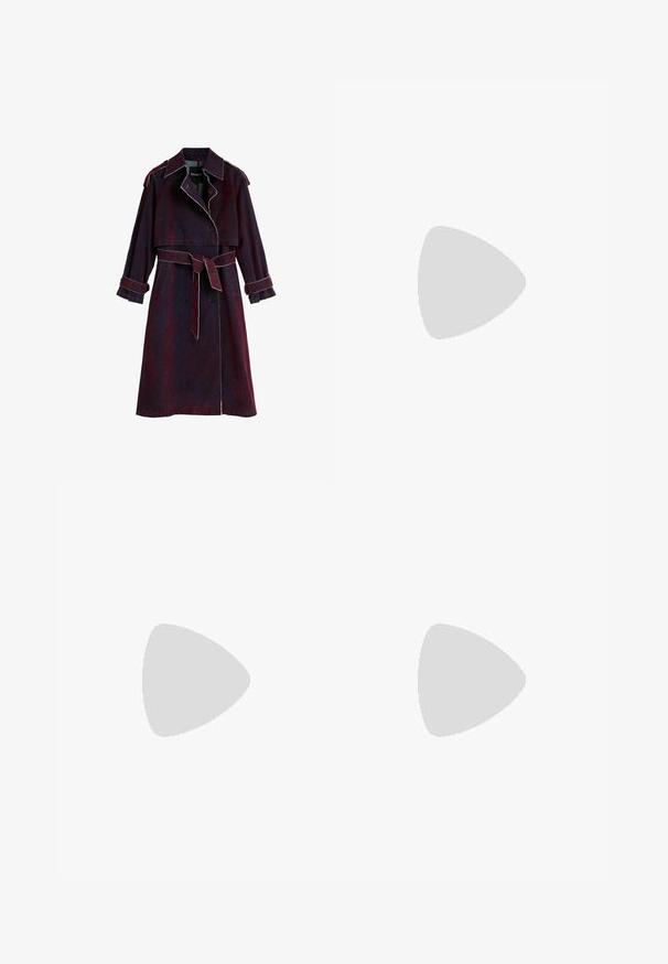 Lang mørkerød denim trenchcoat med dobbeltradede knapper, brede revers, bælte i taljen og opsmøgede ærmer vist på hvid baggrund.; Bordeaux strikket kjole med rund halsudskæring, lange ærmer og kabelstrik mønster. Løs pasform med ribbestrikkede manchetter og kant.; Snørebåndet ankelstøvle i rød og sort, med blomsterprint, tekstureret overflade og en træhæl. Metal-logo accent på siden.; Rund burgunderfarvet håndtaske med et buet håndtag, prydet med broderi af en ræv, der går blandt røde og hvide svampe samt grønne planter.