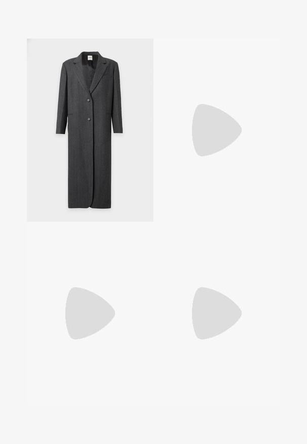 Langer dunkelgrauer Mantel mit zwei Knöpfen, Reverskragen mit Schlitz, langen Ärmeln und zwei Vordertaschen, vor weißem Hintergrund dargestellt.; Filippa K Jerseykleid - black; Schwarze Keilsandale mit offenem Zehenbereich und überkreuzten Riemen, mit kleinem goldfarbenem Detail am oberen Riemen vor einfachem Hintergrund.; Beigefarbene, strukturierte Leder-Umhängetasche mit goldfarbener Kette und Klappverschluss, kompakte rechteckige Form, Michael Kors-Logo auf der Vorderseite.